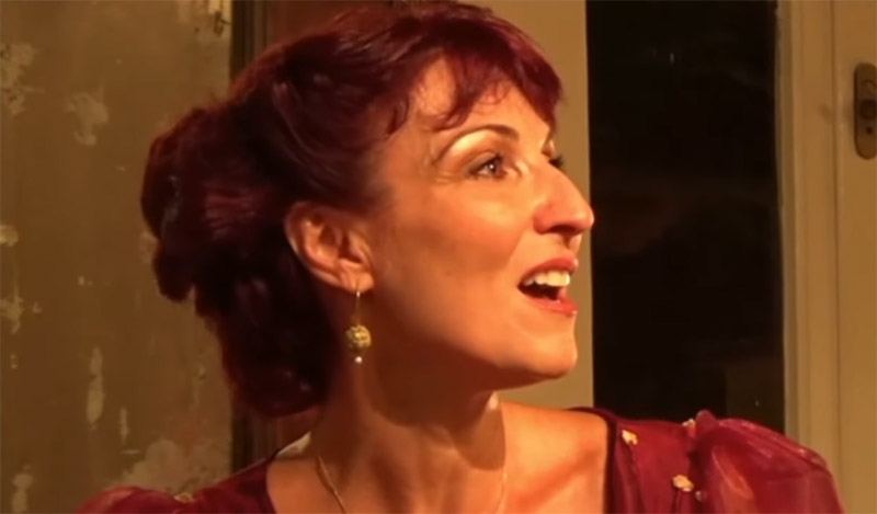 Η θεατρική παράσταση «Ψυχολογία Συριανού Συζύγου: Χριστίνα» επιστρέφει στην Ερμιονίδα