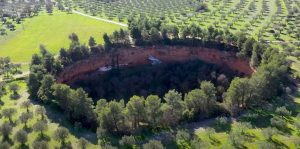 Οι μυστηριώδεις γιγάντιες τρύπες στην Ερμιονίδα που κρύβουν δυο εκκλησάκια! (Vid)